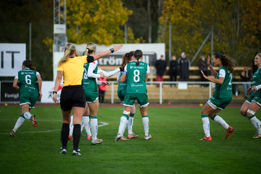 Alingsås spelare jublar med målskytten Ina Österlind