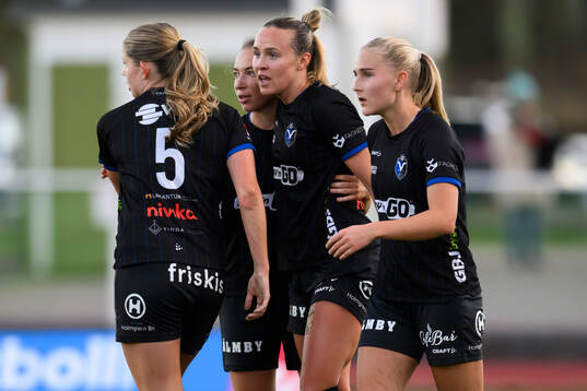 Växjö DFFs spelare jublar med målskytten Larkin Russel