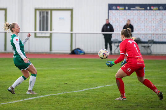 Alingsås Karin Lundin och Växjö DFFs målvakt Maja Bay