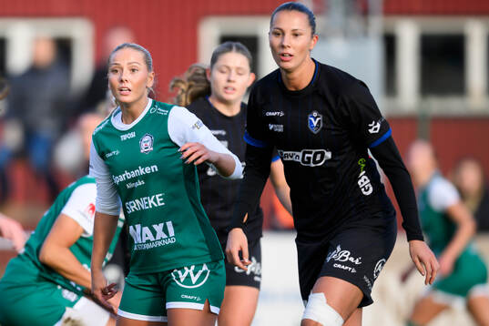 Alingsås Moa Öhman och Växjö DFFs Nellie Karlsson