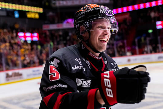 Örebros Gustav Backström jublar vid 3-0