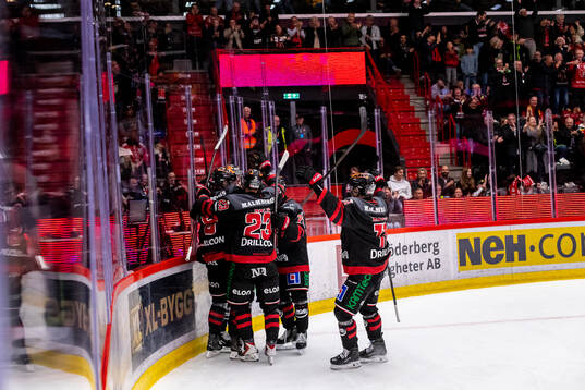 Örebros Teemu Turunen gör 3-0 och jublar med Egor Polin