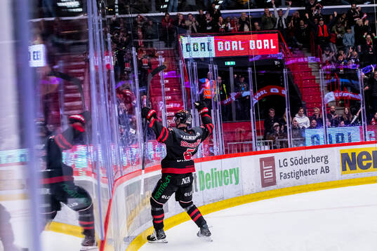 Örebros Gustav Backström jublar vid 3-0