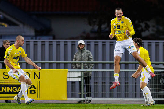 Falkenbergs Viktor Ekblom jublar