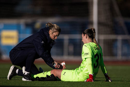 Malmö FFs målvakt Moa Öhman får vård av medicinsk
