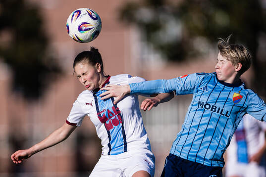 Malmö FFs Katariina Kosola och Djurgårdens Olivia Ulenius