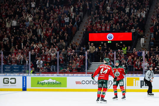 Frölundas Noah Dower Nilsson jublar med Isac Heens