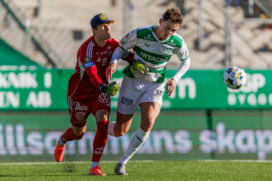 GIF Sundsvalls målvakt Jonas Olsson och Västerås Mikkel