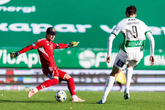 GIF Sundsvalls målvakt Jonas Olsson och Västerås Mikkel