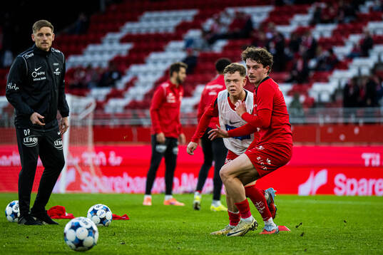 Eggert Aron Gudmundsson and Denzel De Roeve of Brann warms