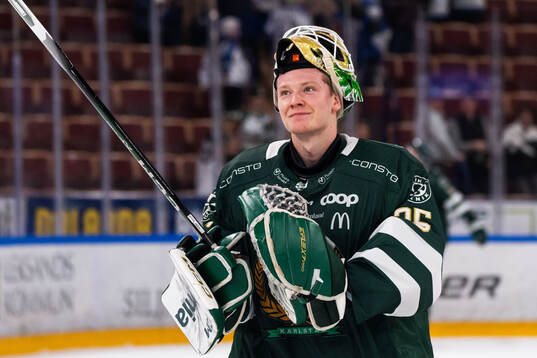 Färjestads målvakt Melker Thelin jublar