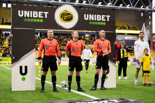 Domare Fredrik Klitte med assisterande domarna Per Leek och