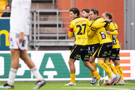 Elfsborgs Taylor Silverholt jublar med Besfort Zeneli,