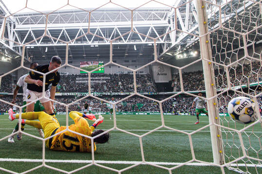 AIKs Mads Døhr Thychosen och målvakt Kristoffer Nordfeldt