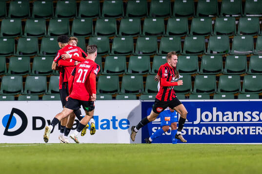 Brommapojkarnas Victor Lind jublar