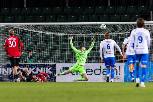 Brommapojkarnas Victor Lind gör 0-1 bakom Värnamos