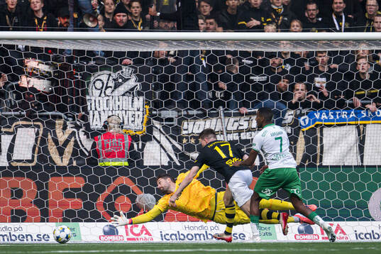 AIKs målvakt Kristoffer Nordfeldt och Mads Døhr Thychosen