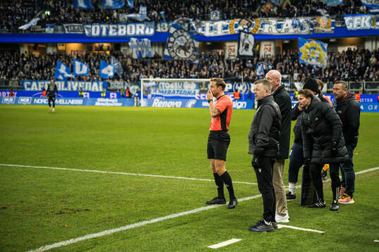Domare Kristoffer Karlsson och tränare Anders Torstensson
