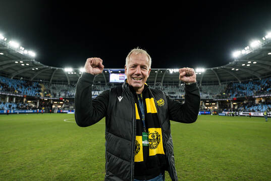 Mjällbys sportchef Hasse Larsson jublar