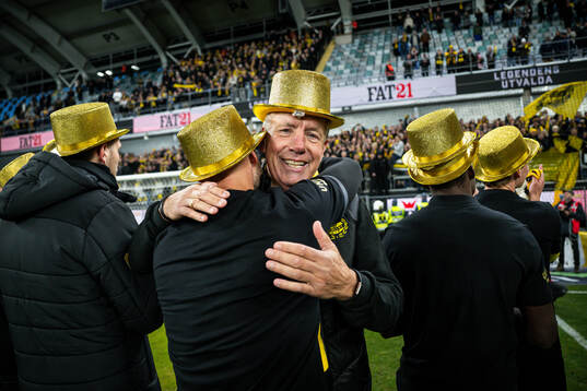 Mjällbys sportchef Hasse Larsson jublar