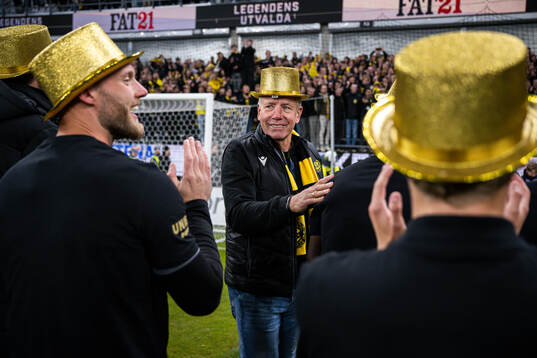 Mjällbys sportchef Hasse Larsson jublar