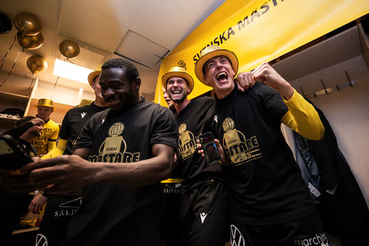 Mjällbys Adam Petersson och Elliot Stroud jublar