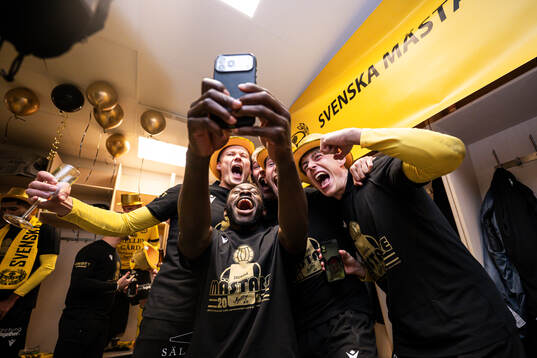 Mjällbys Uba Charles Nwokoma och Elliot Stroud  jublar