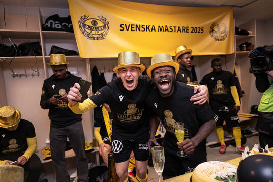 Mjällbys Elliot Stroud och Uba Charles Nwokoma jublar