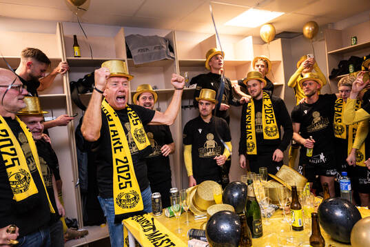 Mjällbys sportchef Hasse Larsson jublar i