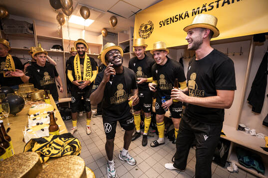 Mjällbys Uba Charles Nwokoma jublar i omklädningsrummet