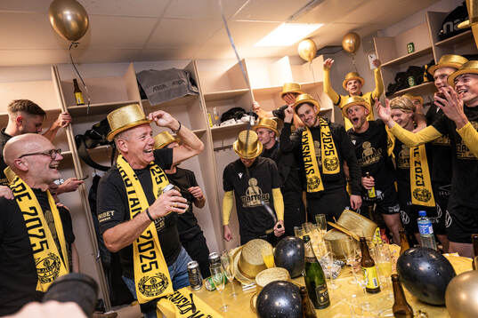 Mjällbys sportchef Hasse Larsson jublar i