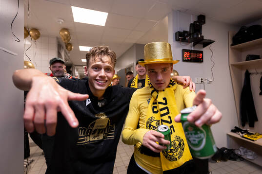 Mjällbys Ludwig Malachowski Thorell och Jeppe Kjaer jublar