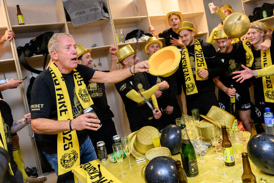 Mjällbys sportchef Hasse Larsson jublar