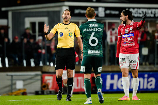 Domare Victor Wolf i samtal med Halmstads Joel Allansson