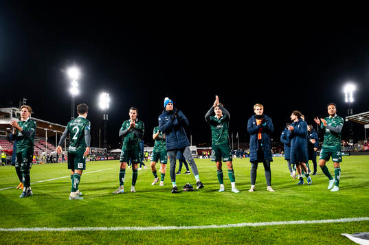 Halmstads spelare jublar och tackar publiken