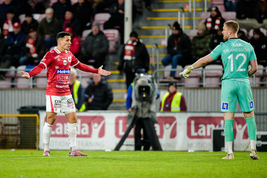 Degerfors Arman Taranis och Halmstads målvakt Tim