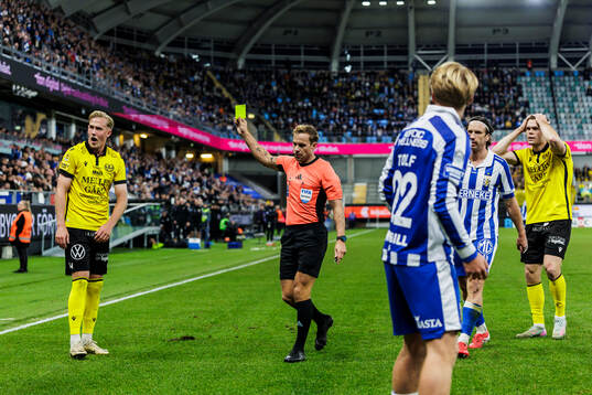 Mjällbys Herman Johansson tilldelas en varning av domare