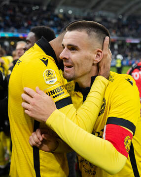 Mjällbys Abdullah Iqbal och Jesper Gustavsson jublar