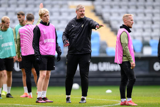 Isak Brusberg and goalkeeper coach Christoffer Källqvist