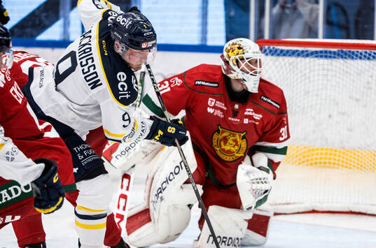 Södertäljes Patrik Zackrisson och Moras målvakt Marcus