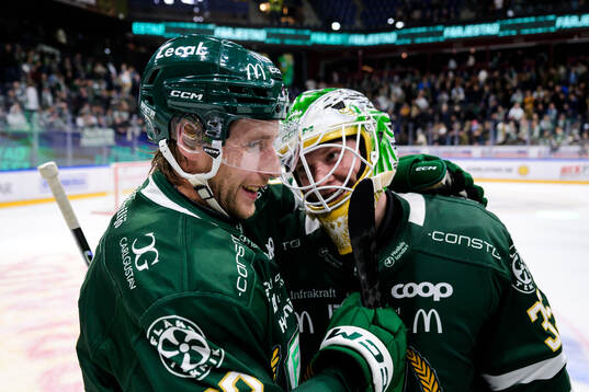 Färjestads Per Åslund och målvakt Melker Thelin jublar