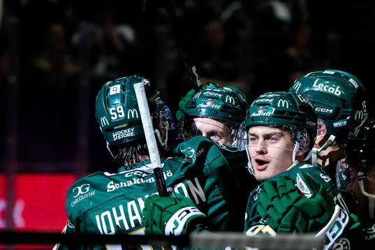 Färjestads Per Åslund och Lucas Forsell jublar