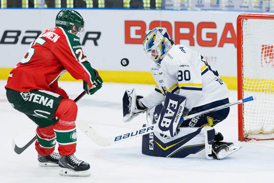 Frölundas Arttu Ruotsalainen och HV71s målvakt Frederik