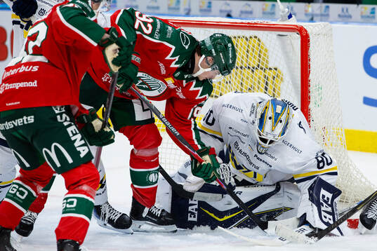 Frölundas Filip Cederqvist och HV71s målvakt Frederik