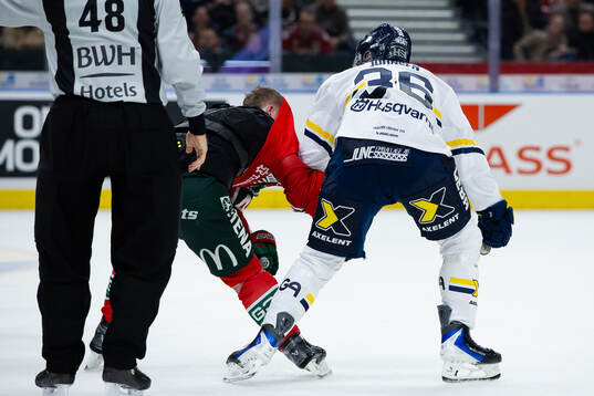 Frölundas Dominik Egli och HV71s Martin Johnsen fightas