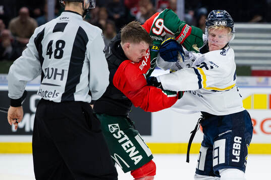 Frölundas Dominik Egli och HV71s Martin Johnsen fightas