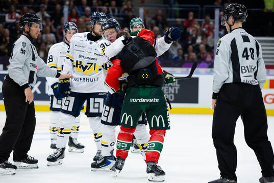 Frölundas Dominik Egli och HV71s Martin Johnsen fightas