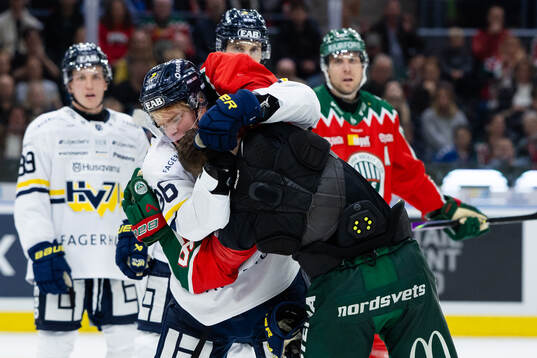 Frölundas Dominik Egli och HV71s Martin Johnsen fightas