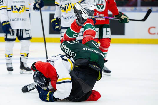 Frölundas Dominik Egli och HV71s Martin Johnsen fightas