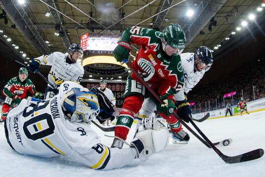 Frölundas Arttu Ruotsalainen gör 1-0 på HV71s målvakt